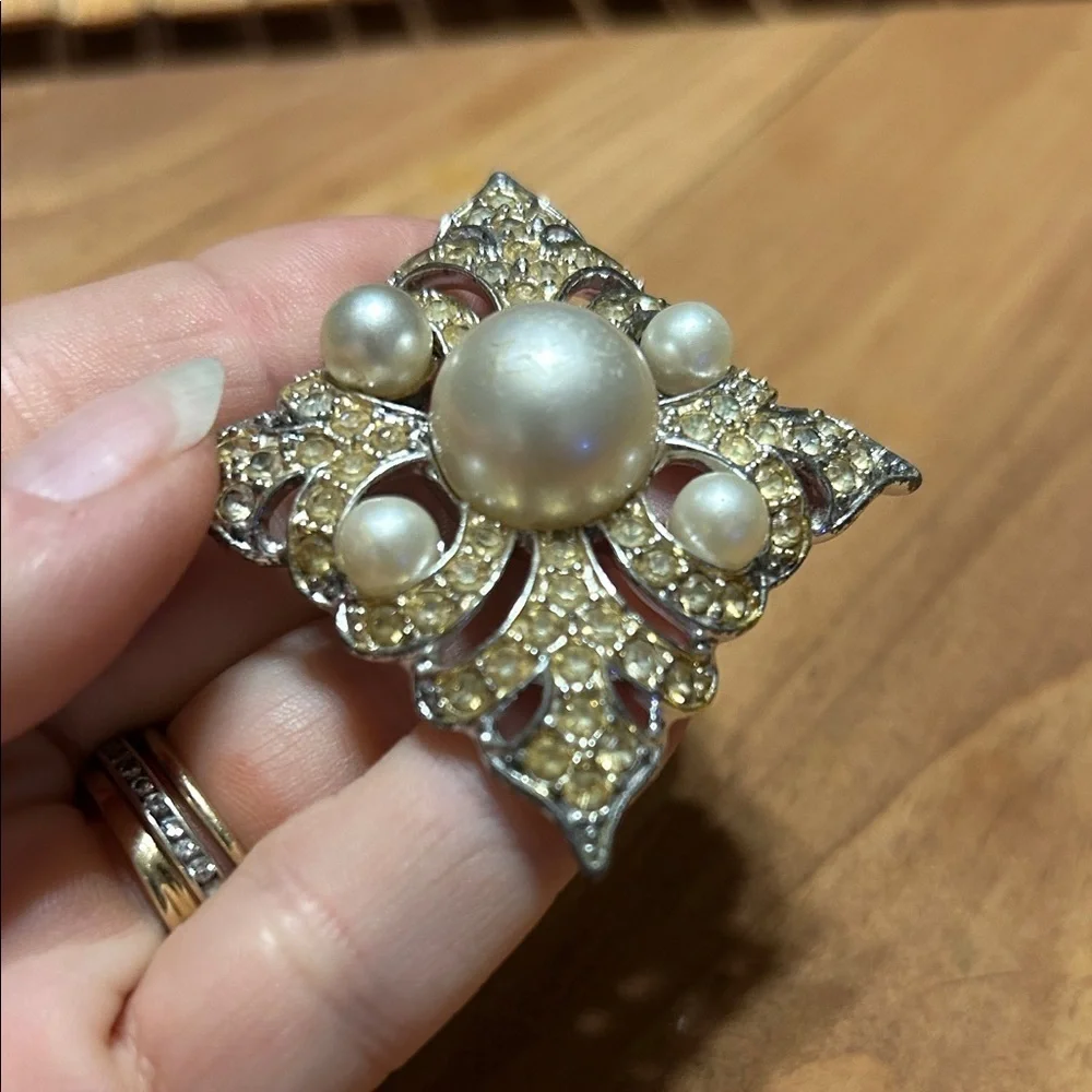 Sarah Coventry Silvertone Rhinestone Faux Pearl Large Diamond Brooch Pin Vintage - Picture 6 of 6